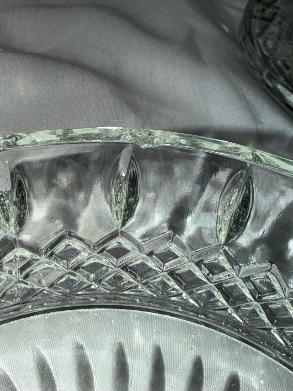 Vintage Clear Pressed Glass Lidded Candy Dish - Diamond & Starburst Pattern - Picture 8 of 8